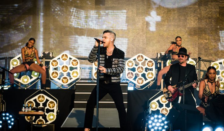 Special guest performance from Robbie Williams in Dubai