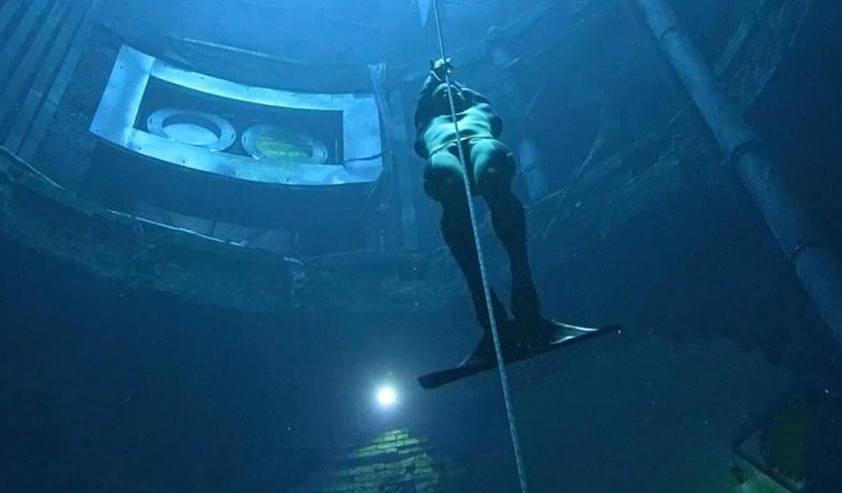 57 secs to reach the worlds deepest pool for this free diving champion